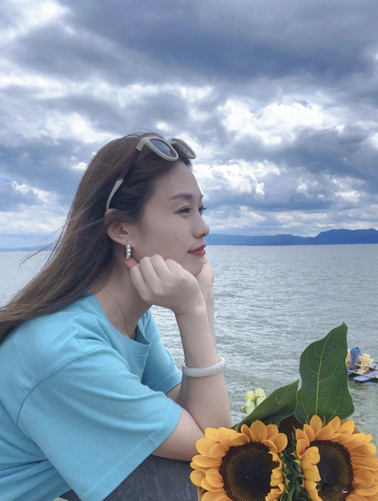 如何拍出女朋友美丽端庄的气质技巧方面，对焦要在眼睛上，特写时更得精准，侧面照对焦