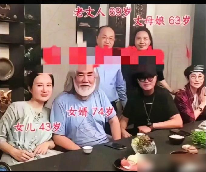 73岁的张纪中这次彻底丢掉了大导演的架势，在江苏连云港的丈母娘家里，他缩着身子挤