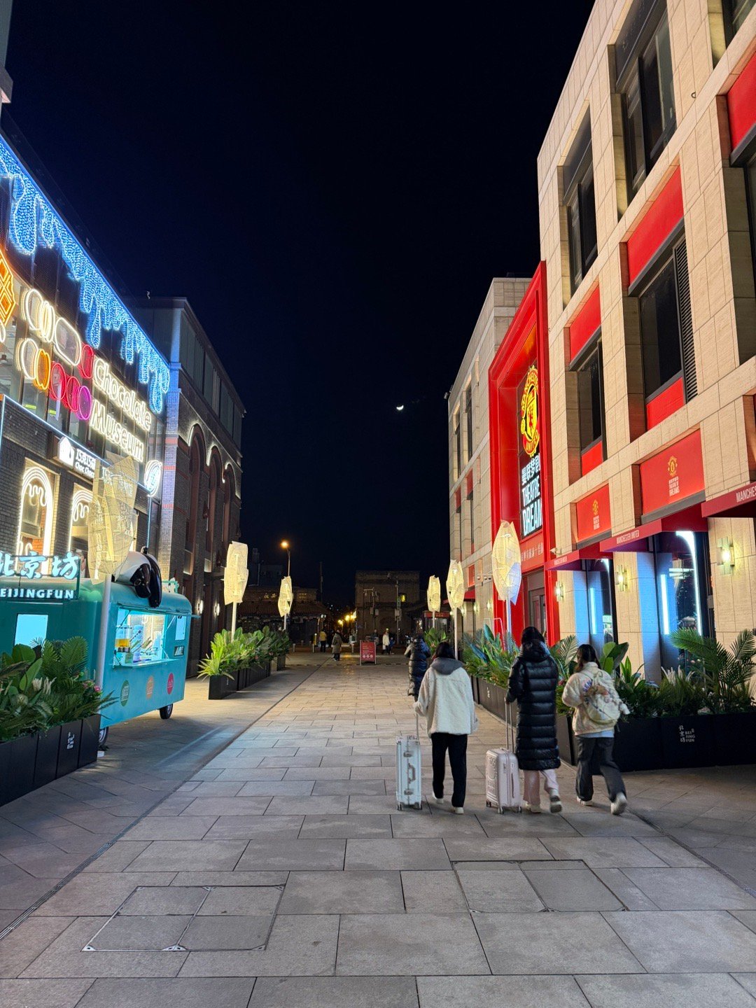 我都惊呆了，前门北京坊曼联俱乐部的官方商店，可以直接买球星的亲笔签名纪念品，还是