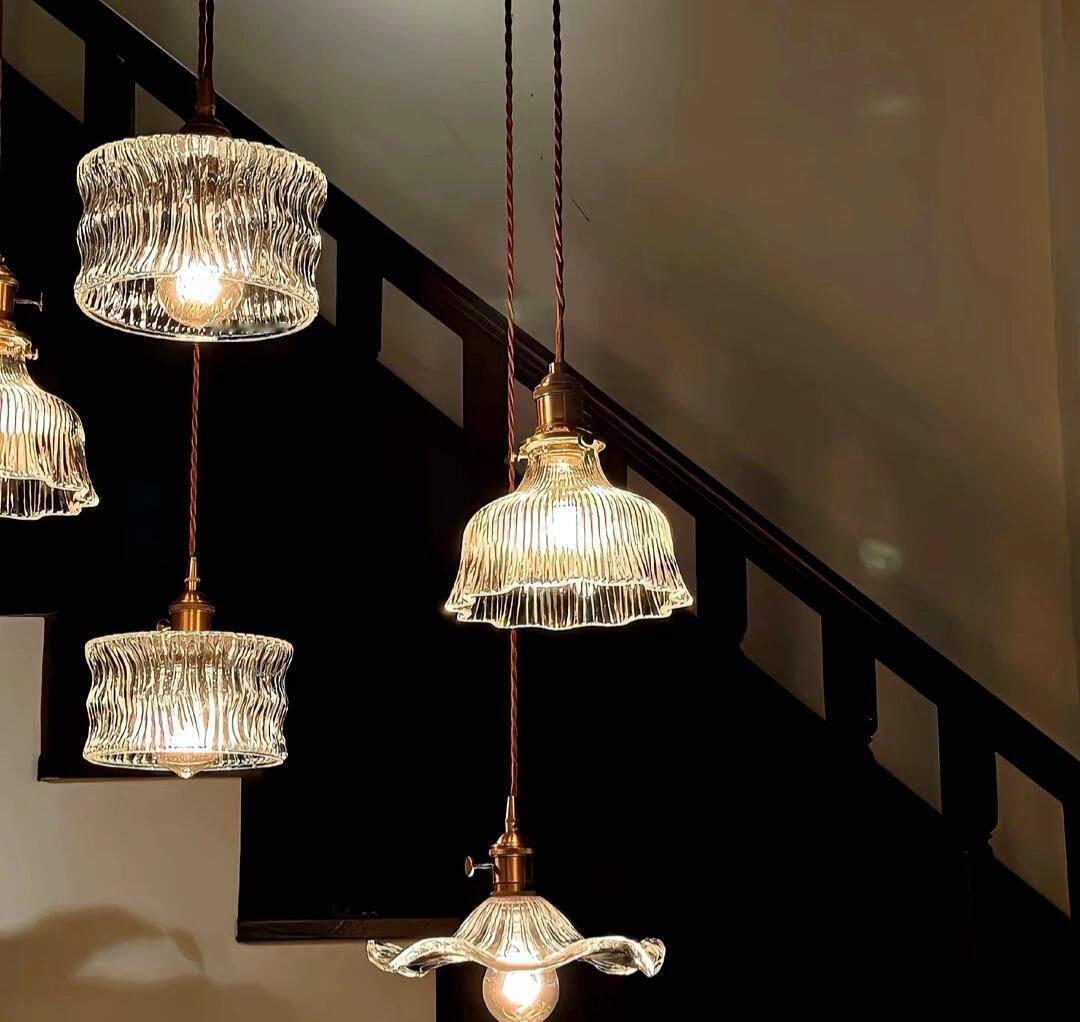 诗人吕约有一首诗：见过仿真恐龙但没见过恐龙,见过水但没见过洪水，见过火但没见过火