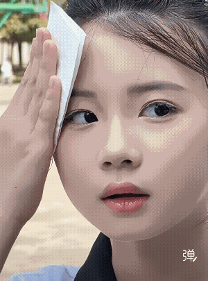 还是年纪小好啊  满脸的胶原蛋白!