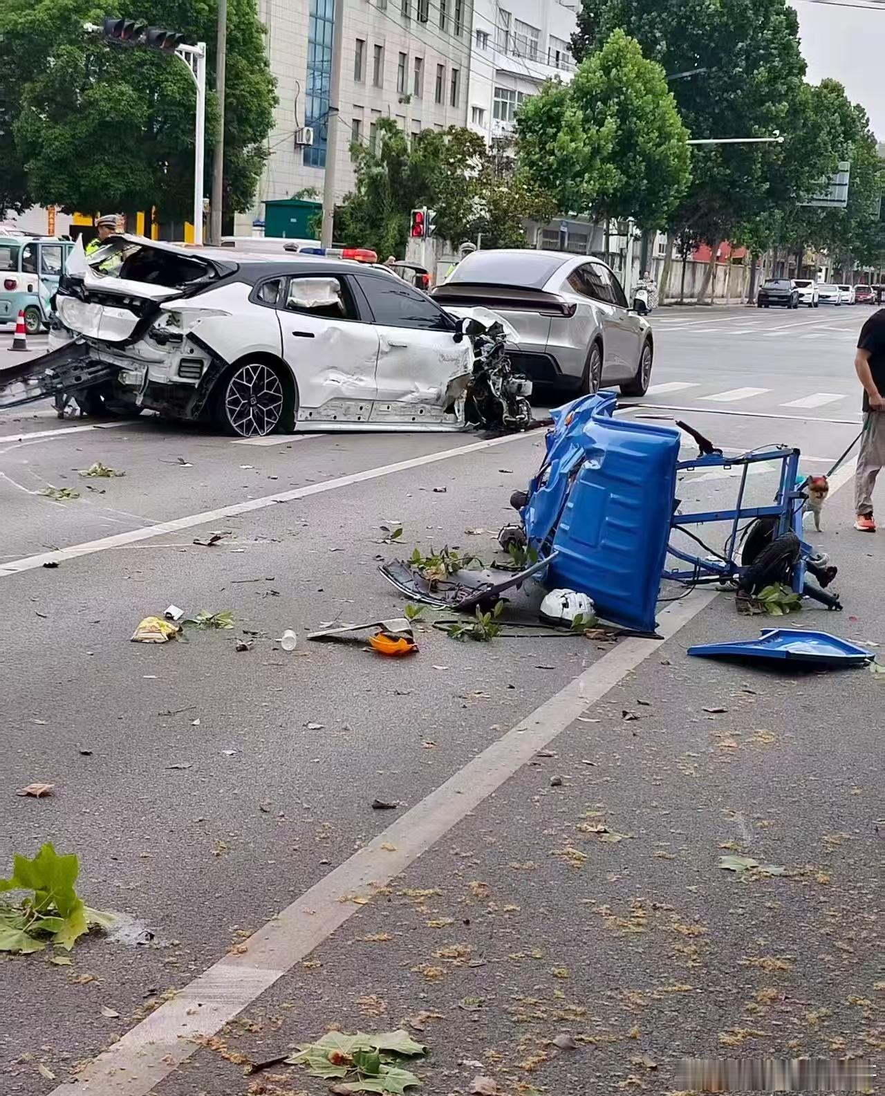 胖哥论坛【江苏灌南2名环卫工人清晨被撞目击者发声：肇事车上一男两女疑似有人喝了酒