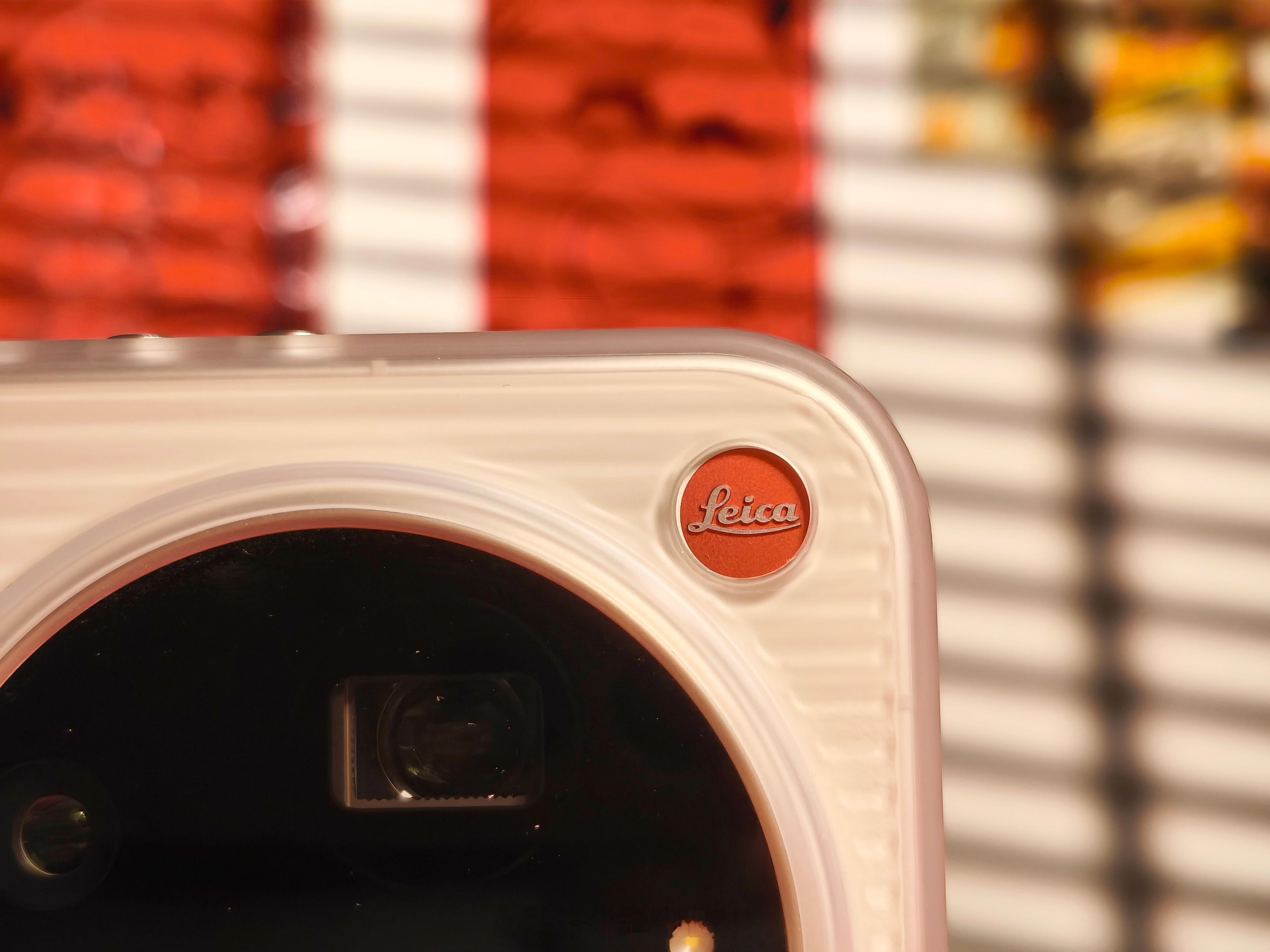 给我的小米17 Ultra徕卡版换了AIUV的壳；自带Mi-Mag磁吸，徕卡红标