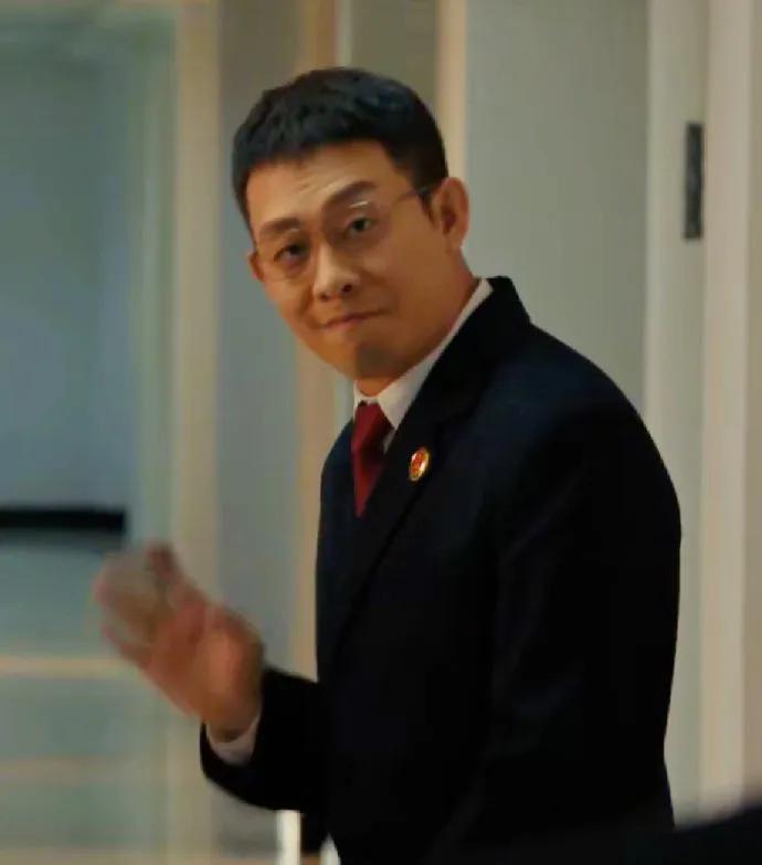 评判演技的核心从不是细节多特别，而是能否让观众相信人物存在。张译塑造的洪亮，作为
