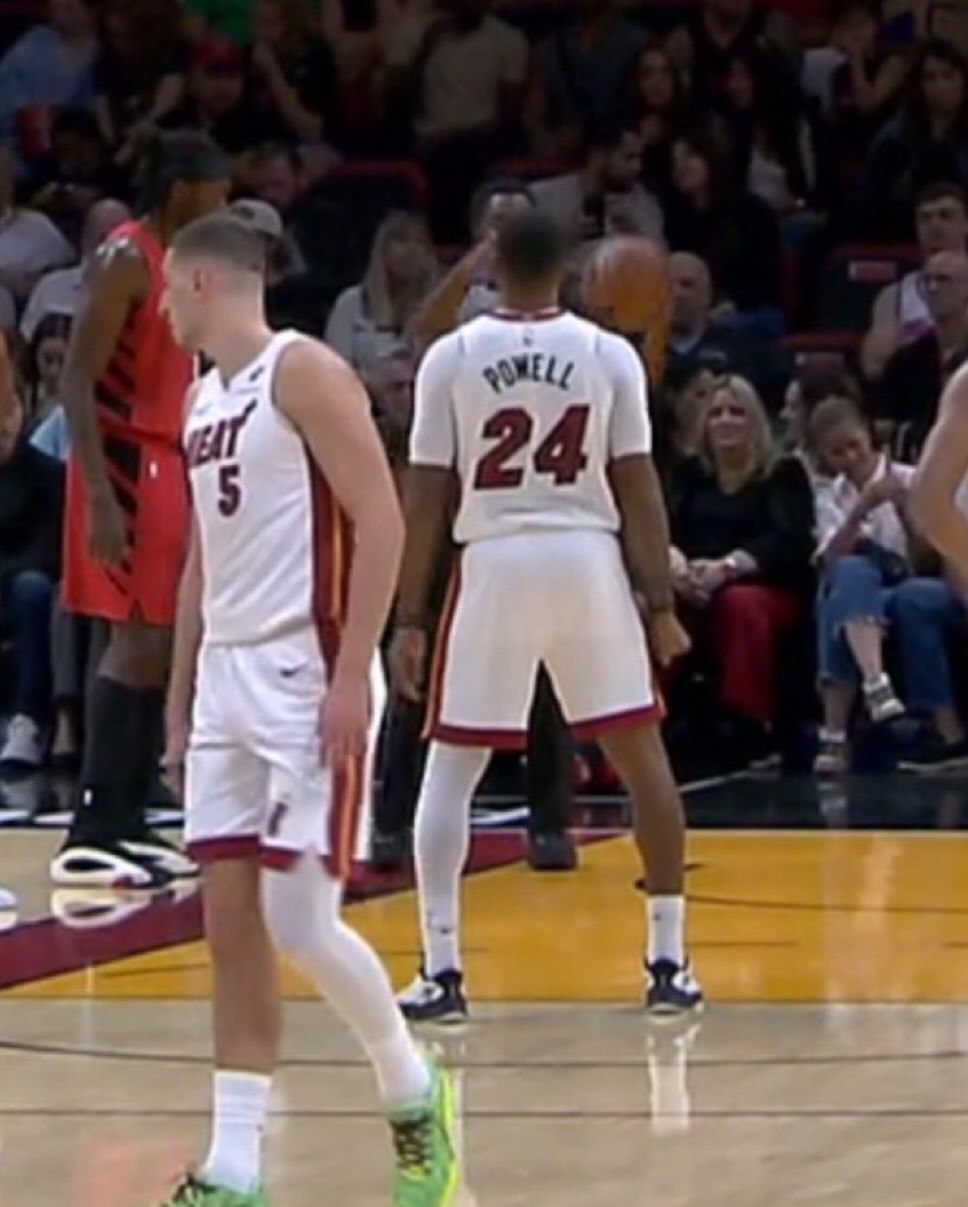 阿德巴约给鲍威尔起了个外号叫“Y字腿”（罗圈腿）。赛季早些时候，有一次队友传球失