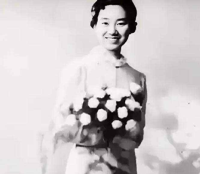 1941年，女战士朱凡被俘，日军见普通酷刑无法让她开口，就把她带到湖边，强行分开
