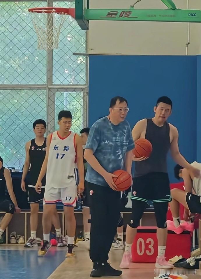 宏远最新消息辽宁主教练考察宏远梯队小将！
广东宏远男篮最近已经开始夏季训练，目前