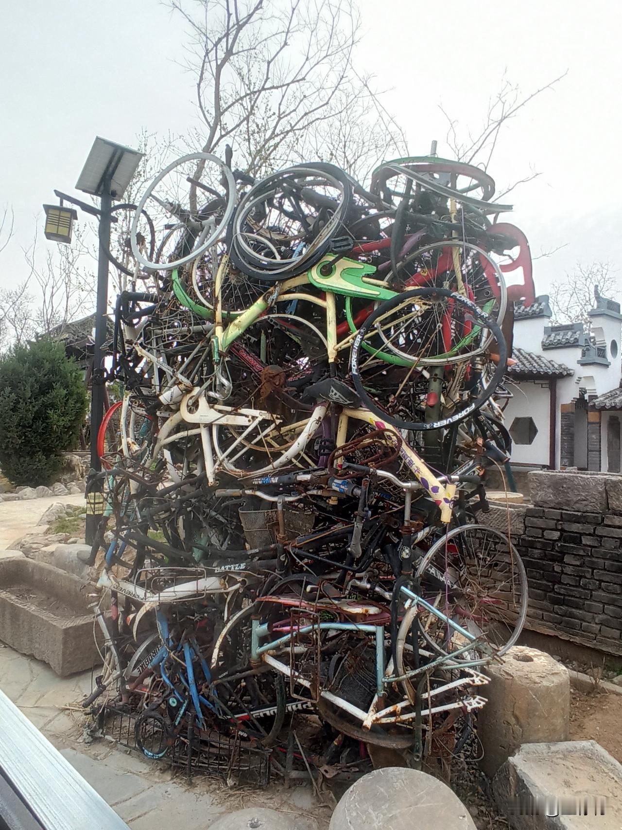 这是啥造型？看不出来是表现什么，跟艺术好像扯不上，就像一团乱麻。但又确实比较另类