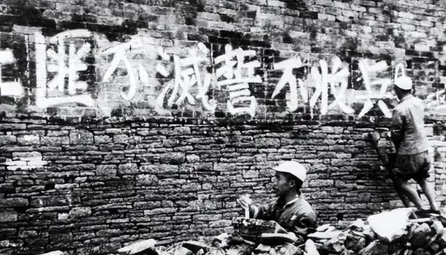 1950年，16军军长尹先炳，带着75辆满载物资的卡车，遭一千多名土匪攻击，他惊