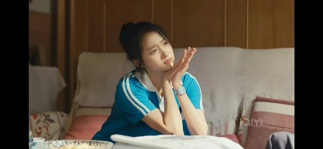 关晓彤真的还能再演三年高中生！无美颜无滤镜生图都超能打，剧里带点黑眼圈都是高中生