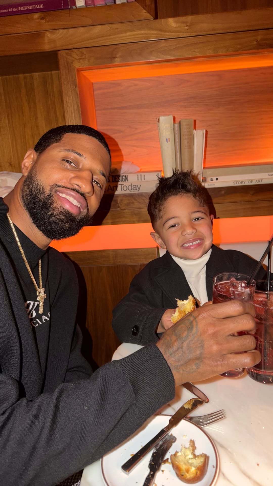 享受节日氛围！保罗·乔治在圣诞假期与家人们一起共进晚餐！🎄🎁费城76人篮球年