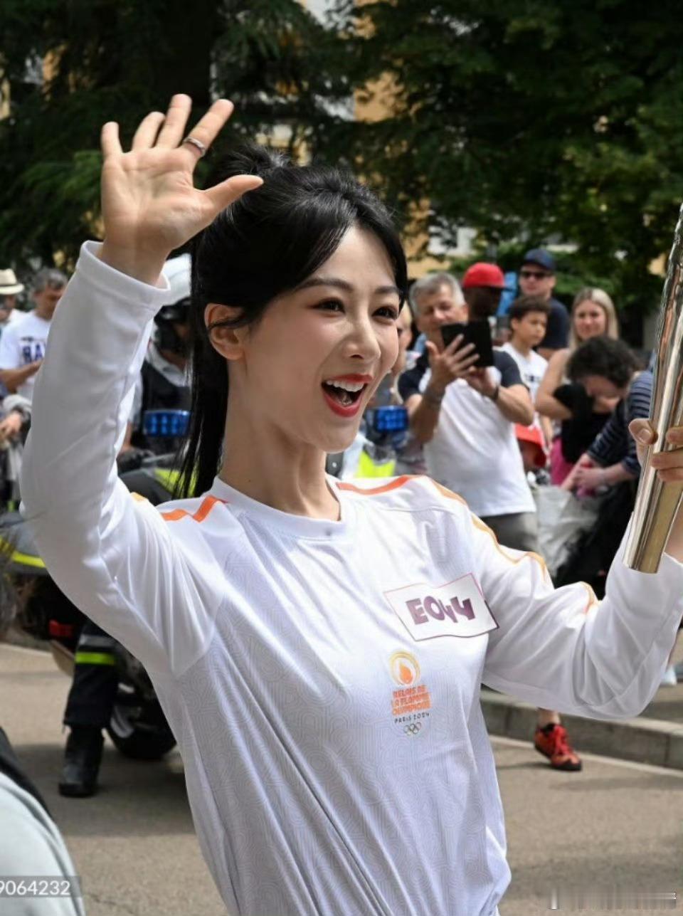 杨紫G社生图比较真实，纯路人觉得这个图比剧里好看很多好多，还很有活力，虽有表情纹