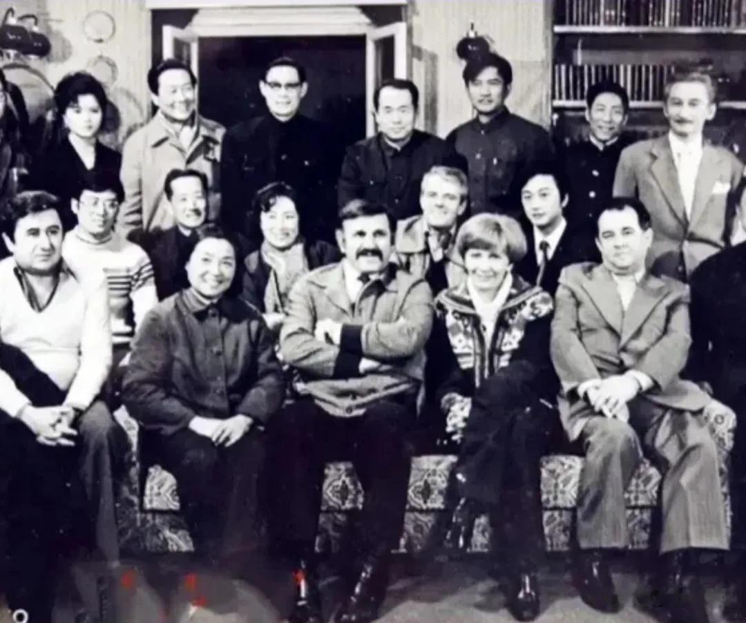 1979年南斯拉夫电影代表团来中国，团长是瓦尔特扮演者日沃伊诺维奇
图一 合影中