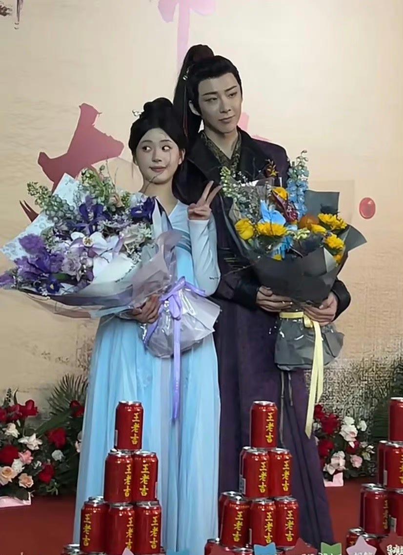 赵露思、刘宇宁《珠帘玉幕》杀青路透，她们对视的好甜蜜！