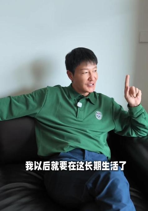 49岁演员李宗翰杭州租房肚子生活，但他说不会安排八旬母亲入住养老院，也不向催婚低