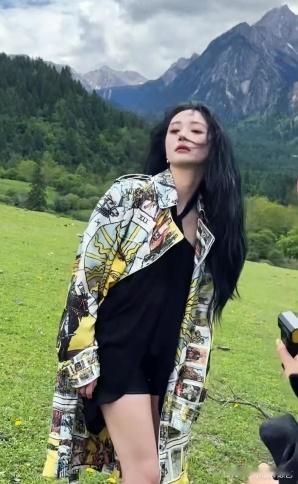 周洁琼直播拍出发图周洁琼直播出图 笑晕了，拍大片靠的是山谷里的自然风，头发被吹得