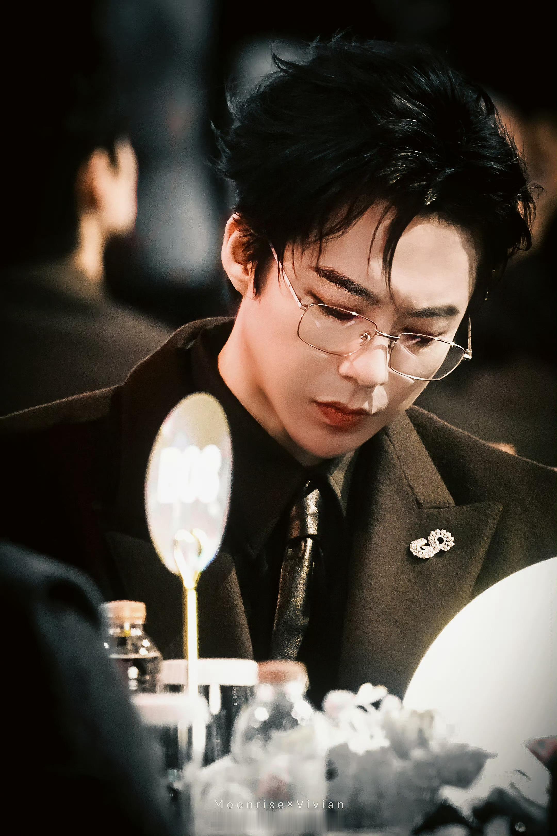 刘宇宁的2025巡演 🐾刘宇宁玫瑰丛生 🐾摩登兄弟 暗调里的金丝镜边，是冷西