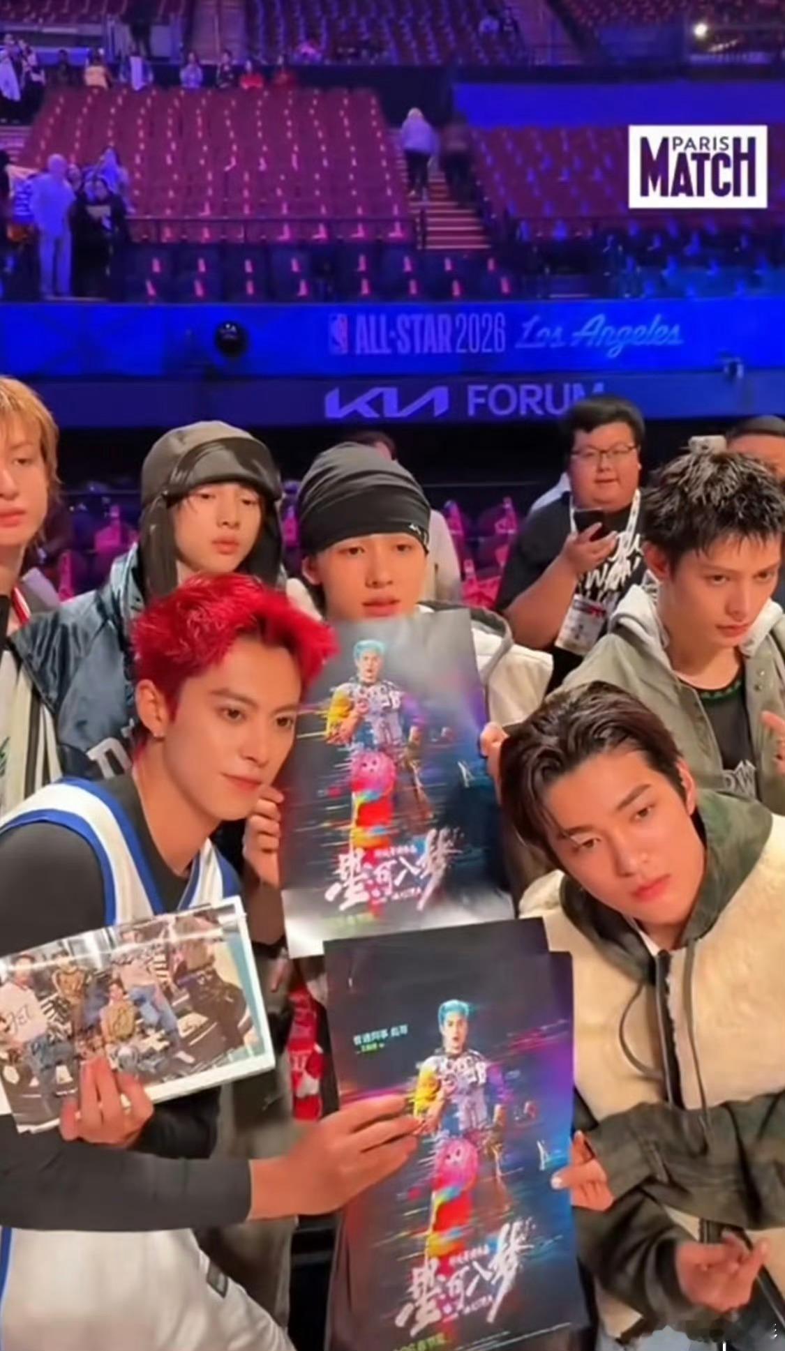 王鹤棣NBA宣传星河入梦 看到王鹤棣拿着星河入梦折扇走进NBA赛场那一刻，真的被