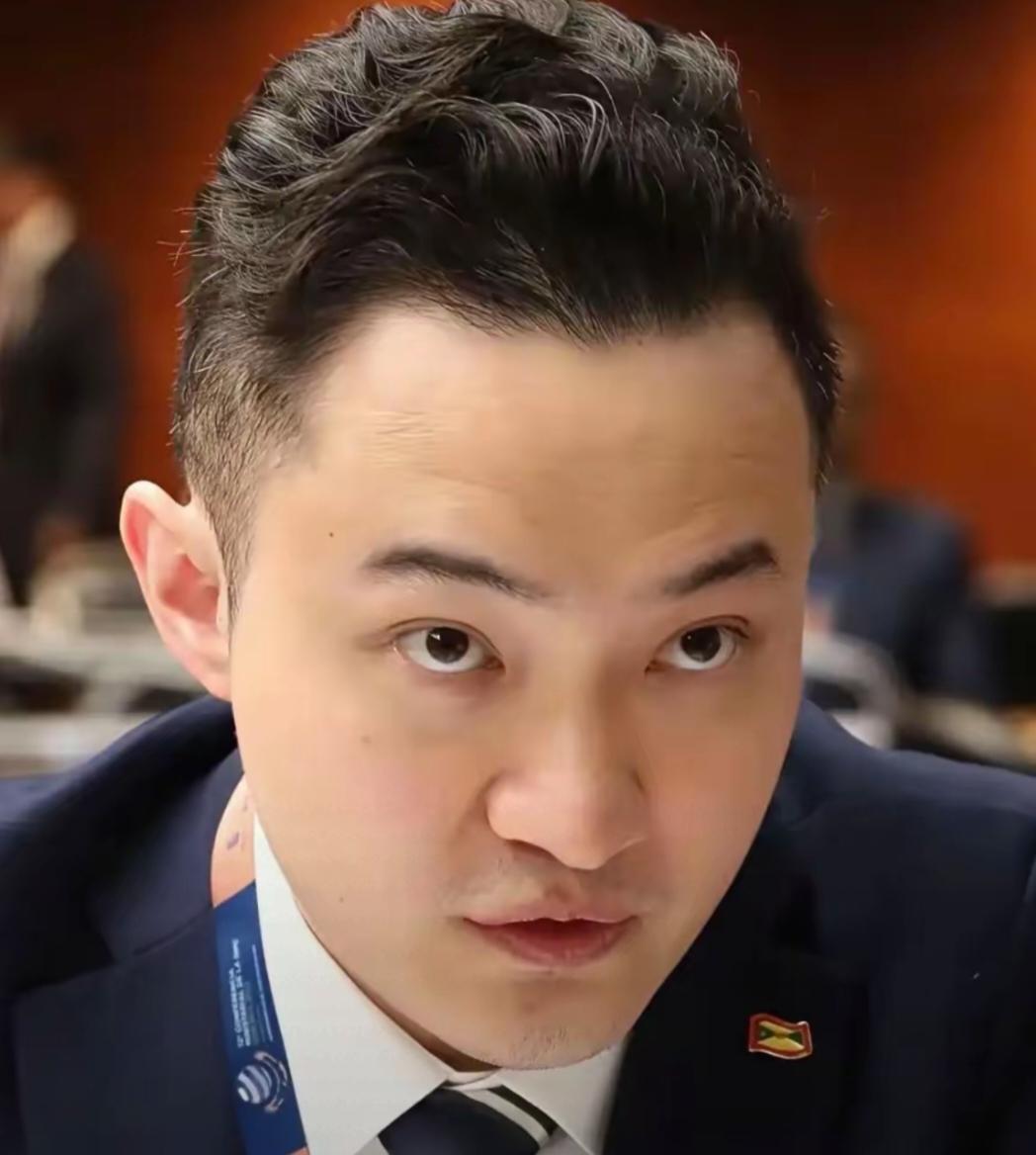 看了这段，倒吸了口冷气
“他没有朋友，没有亲人，也没有敌人​​，谁强，他就服谁，