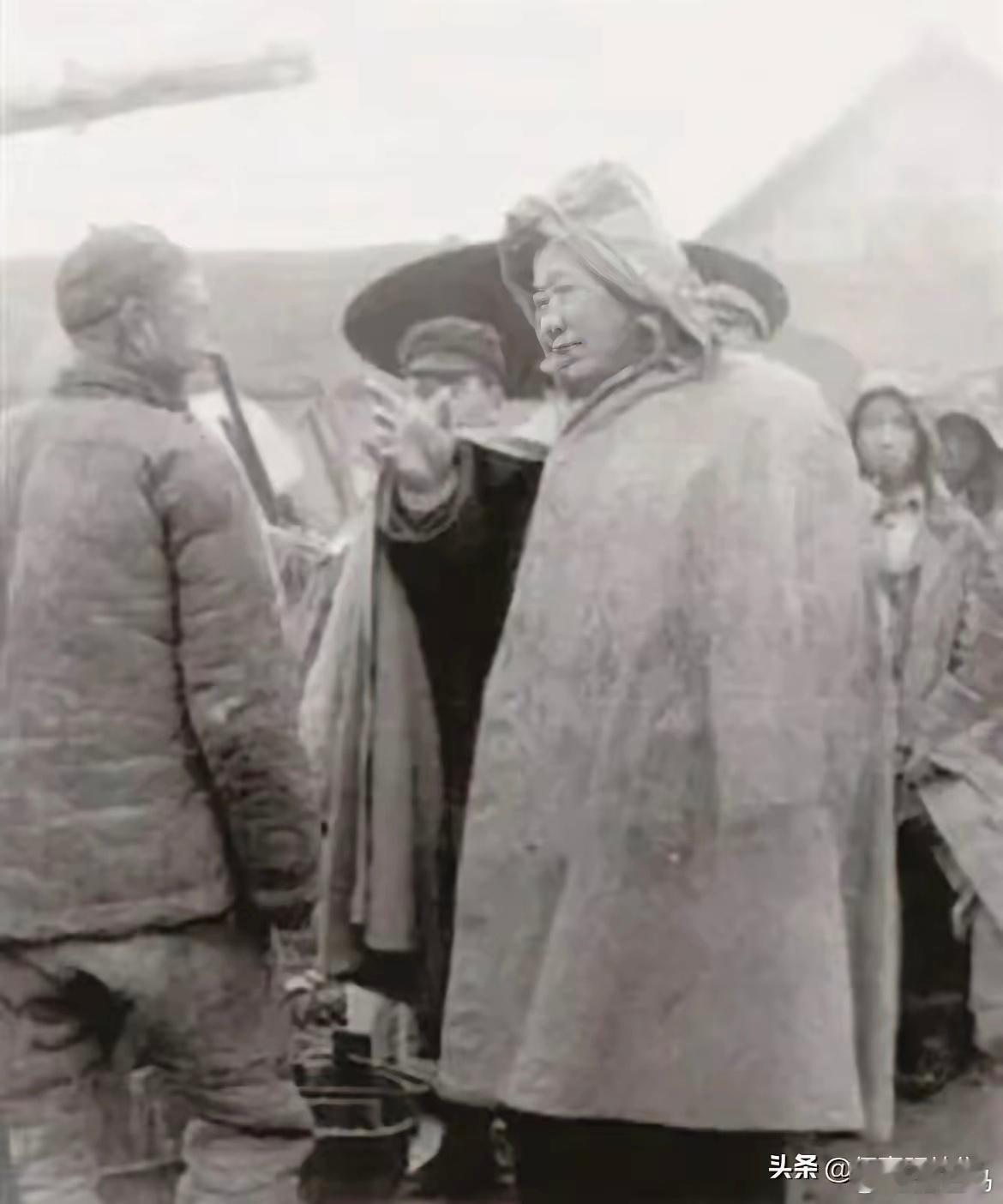 1951年，新中国水利部长傅作义冒雨视察淮河工程的老照片。作为军人出身的傅作义曾