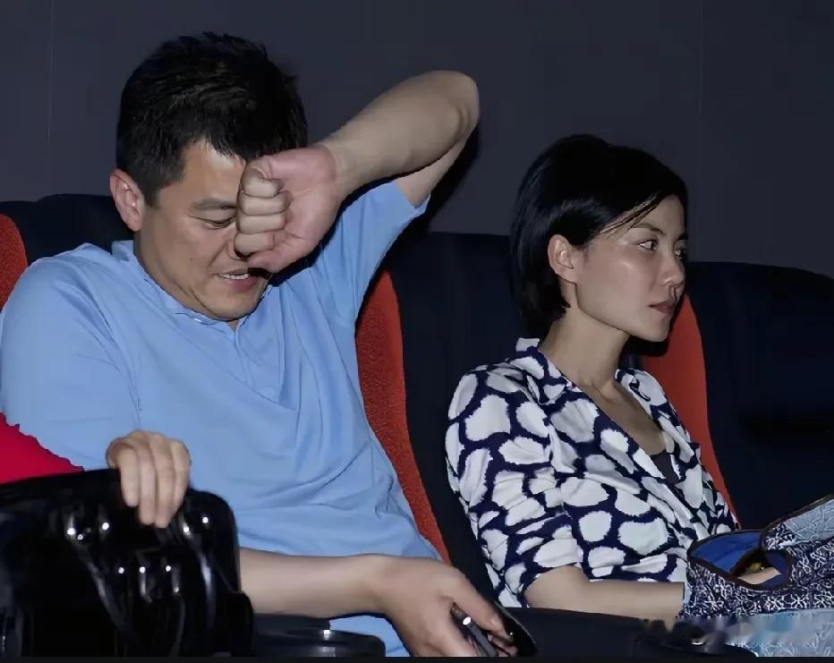当年李亚鹏，王菲同坐影院神情迥异，早已埋下分开伏笔
 
同一场电影，两个人却是完