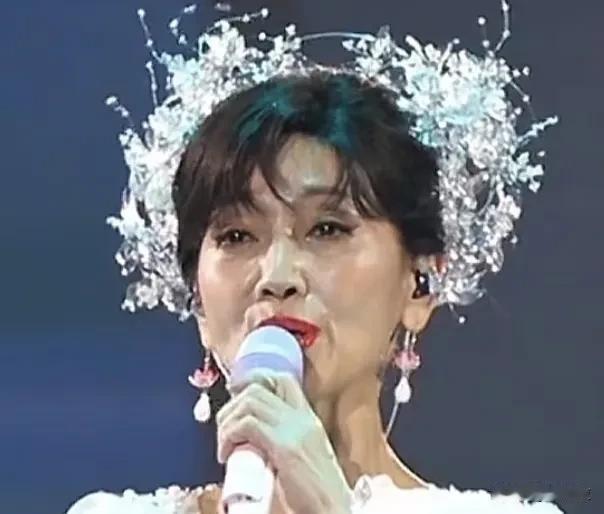 以前总以为来日方长，蓦然回首，青丝已成白发，而赵雅芝本就是艺人，这个年龄演戏能拿