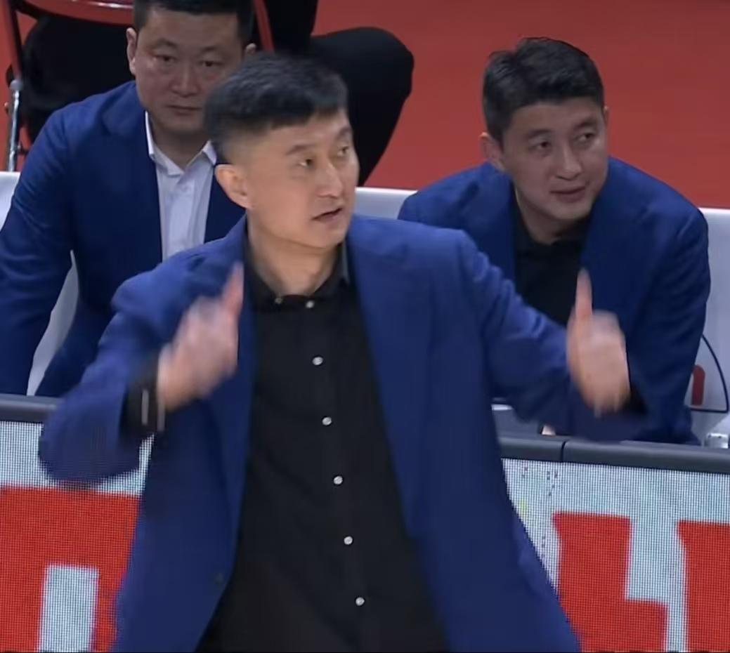 广东男篮主教练杜锋的四大特点，看完就知道他到底算不算顶级教练：
 第一，爱推卸责