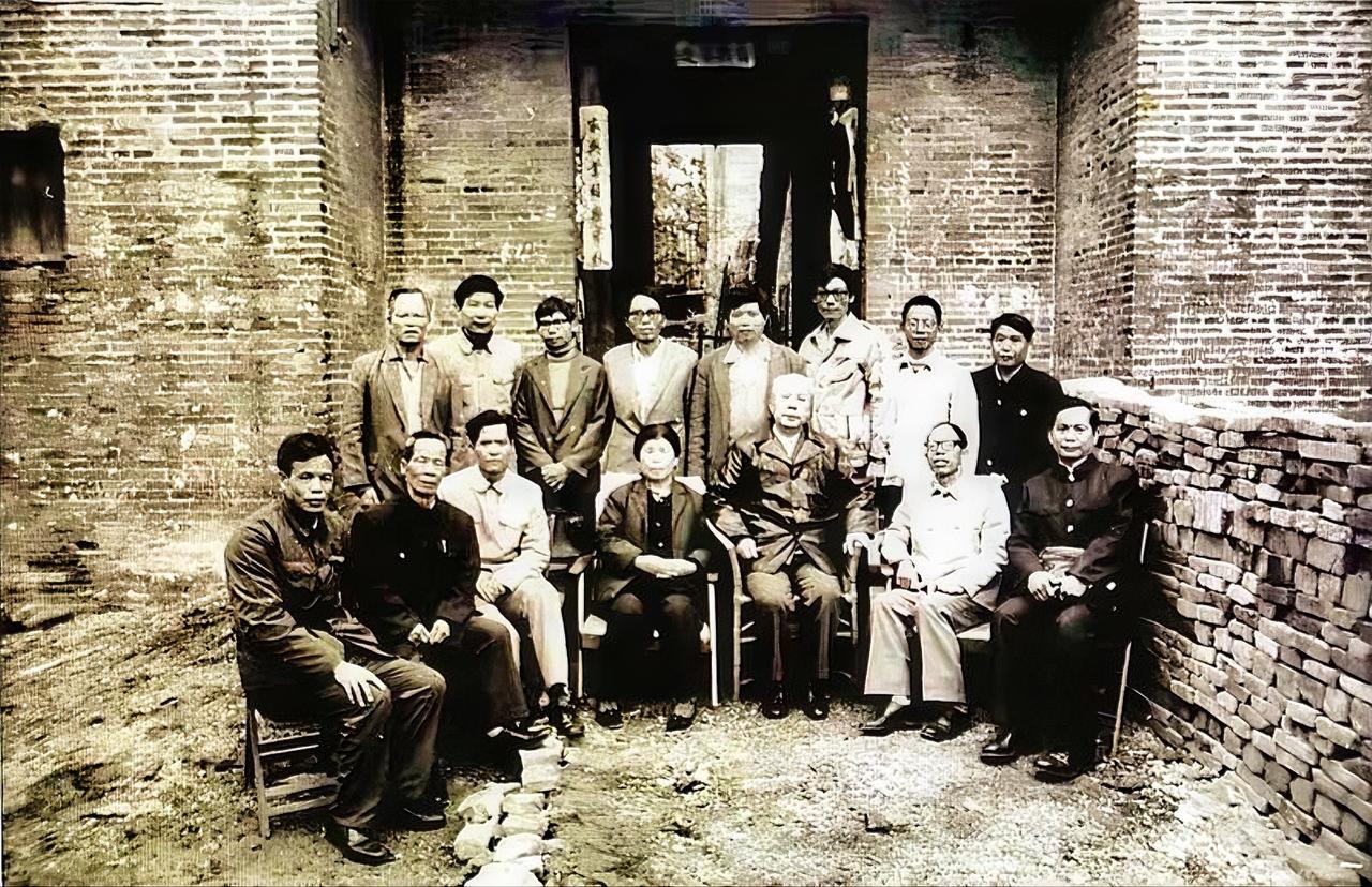 1988年1月9日，开国中将、原装甲兵政委莫文骅，偕夫人杨枫，回广西南宁亭子村老