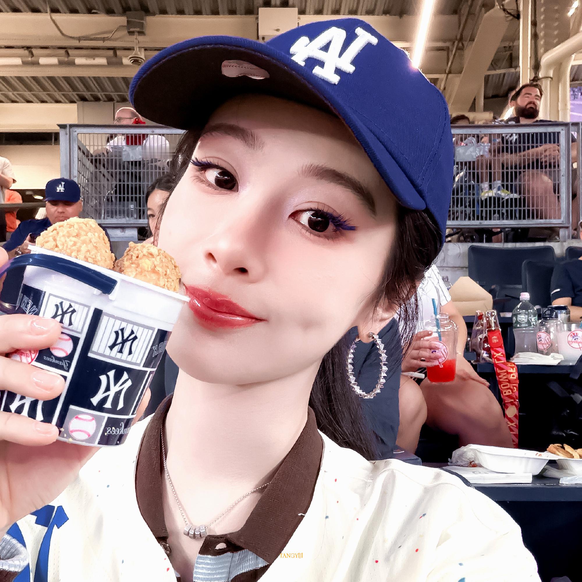 杨紫杨紫玉兰花开君再来 杨紫董竹君 你的微笑清浅，绽放在曙色山间，荡漾于深秋林泉