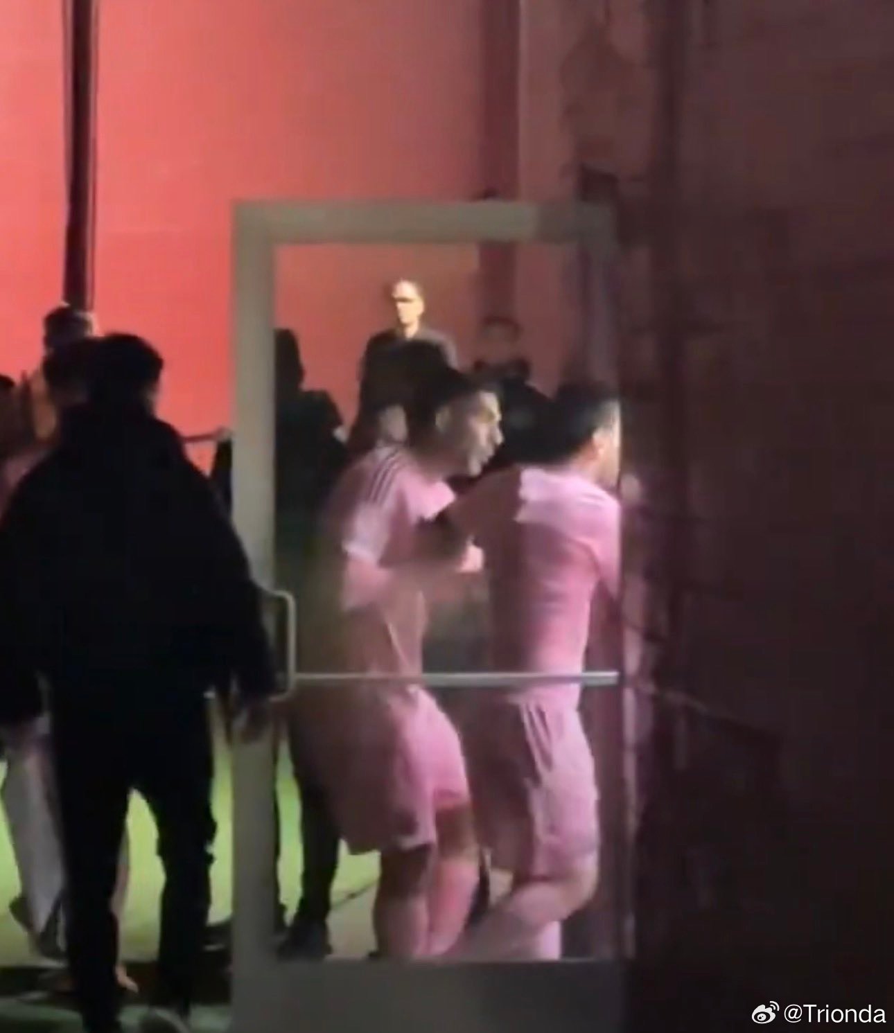 谦逊的男孩展现了他的真性情。莱昂内尔·梅西是最傲慢、最腐败的足球运动员。梅西c罗