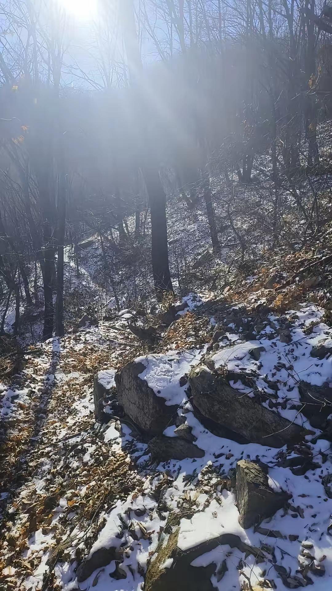 活着的意义，从来不是给世界留痕迹，而是把日子过进心里。
 
老友生前攒的满柜衣服