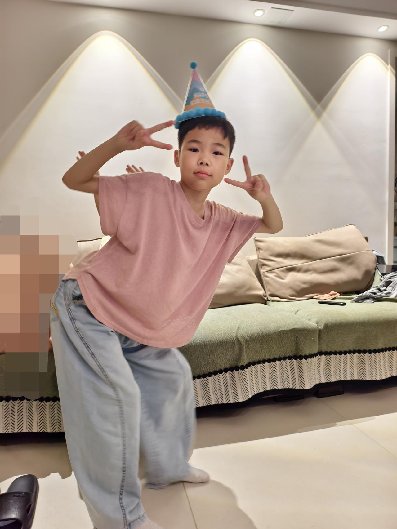 现在的孩子说话真雷人！晚上我喝中药嫌苦，给一旁背书的10岁儿子尝了一口，儿子安慰