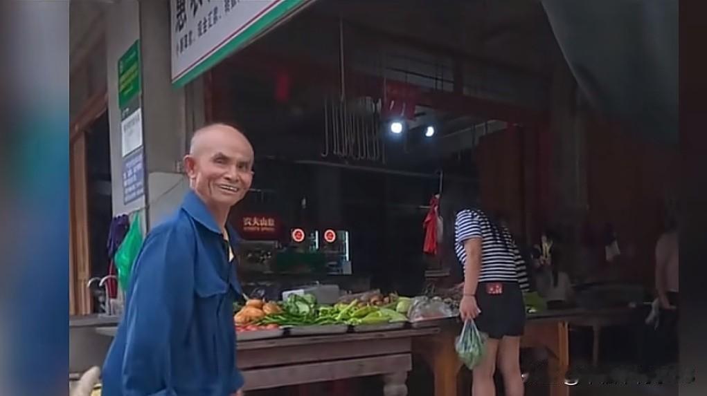 80岁老人守护瘫痪弟弟，拒绝换新窗，一句话戳痛无数人

菜市场里偶遇一位八旬阿公