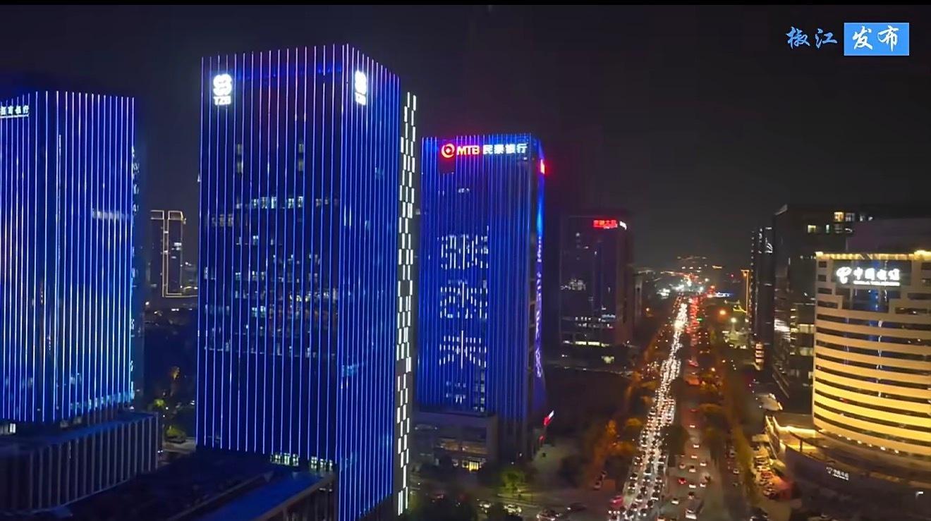 张杰「开往1982」演唱会登陆台州，三天盛宴如约启幕！城市地标同步亮蓝灯应援，夜