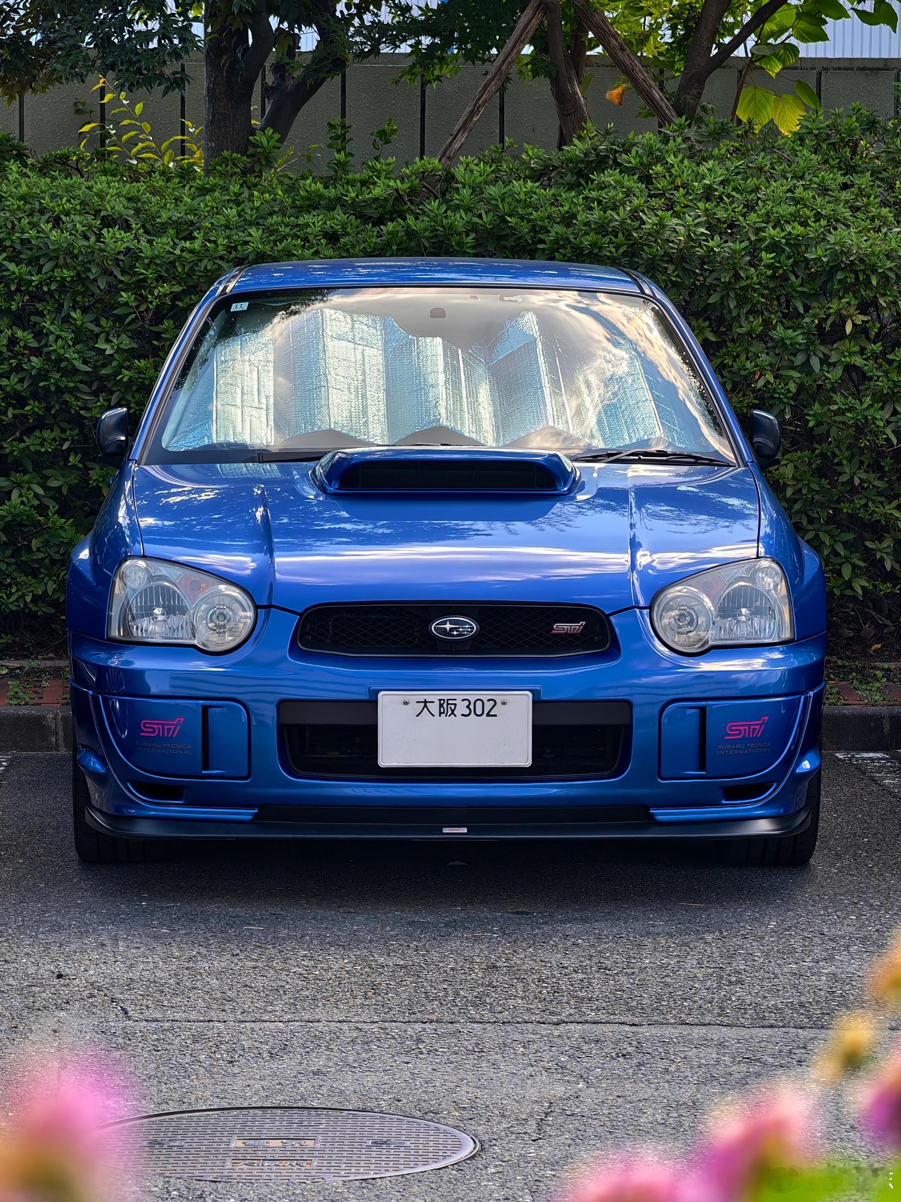 型车街拍有一种蓝，叫 STI 蓝。偶遇这辆八代 STI，思绪瞬间回到20年前。大