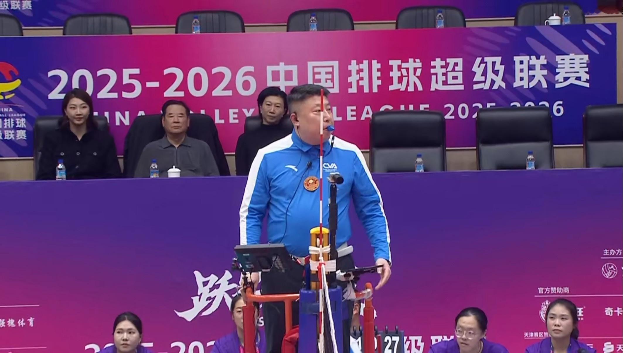 转场看下津沪大战，打开屏幕就看到袁心玥和李珊也来了。 