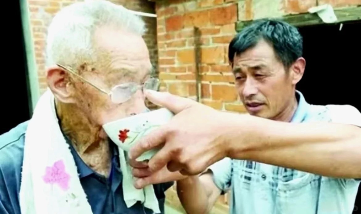 致敬103岁抗战老兵——严翠爱 1937年，全面抗战爆发，日军铁蹄践踏国土，烧杀