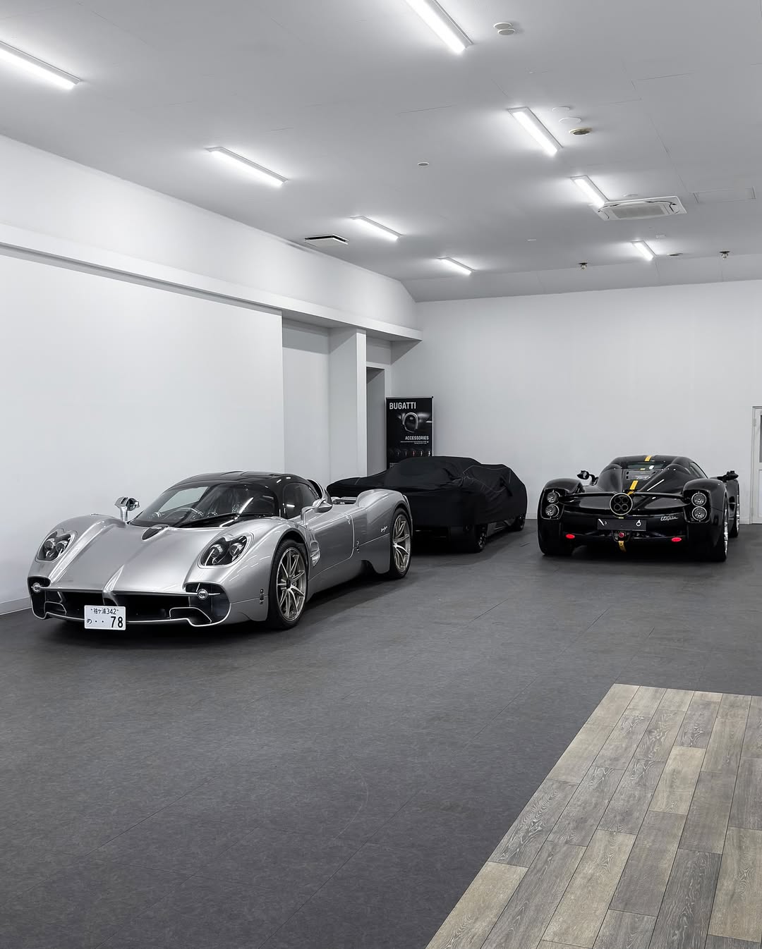 岛国三台Pagani Utopia同时出现在一家商店，其中一台为马来西...
