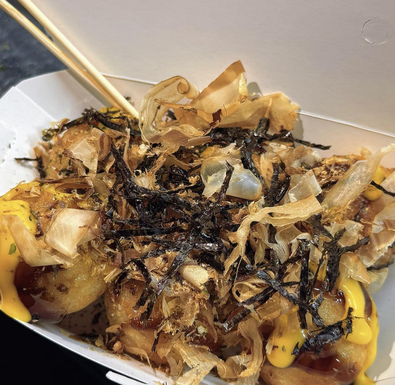 是谁的深夜DNA被这盘章鱼小丸子狠狠唤醒了！
 
刚出炉的小丸子外皮焦香，内里软