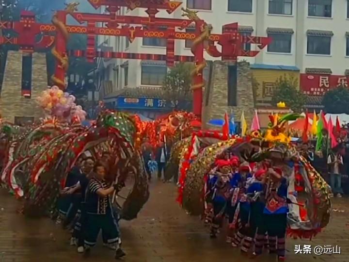 正月25号，富良棚开新街，龙灯翻腾，春雨绵绵，是一个特别的彝乡喜庆开新街，预示着