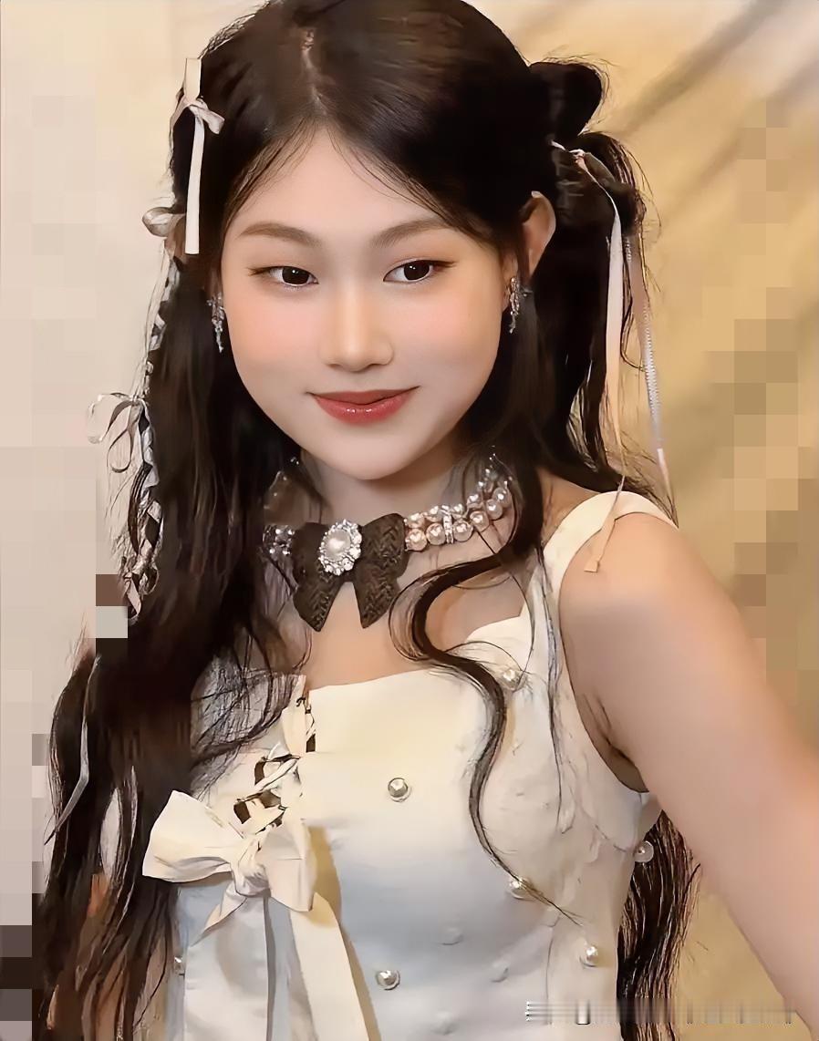 终于搞懂沈佳润为啥不挤高考独木桥，直接扎进娱乐圈了！
 
真不是大家想的那样。