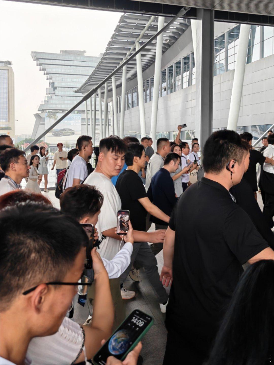 车展走着走着，突然前面乌央乌央一大波人迎面走来，还有两三人围在一边…我第一反应：