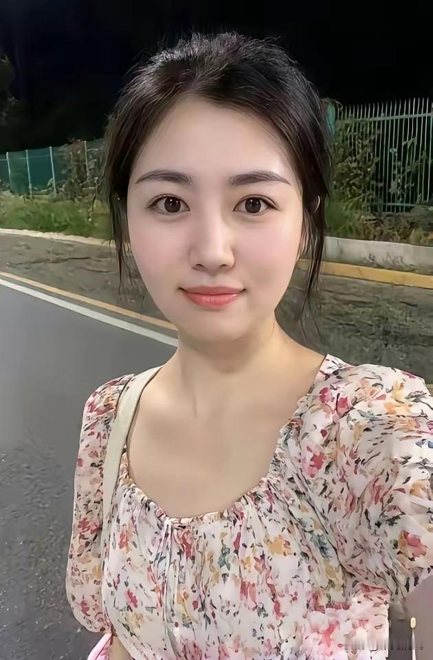 说实话，大多数男生应该都会喜欢这种姑娘吧？

看着舒服，不扎眼，性格温柔但特别有