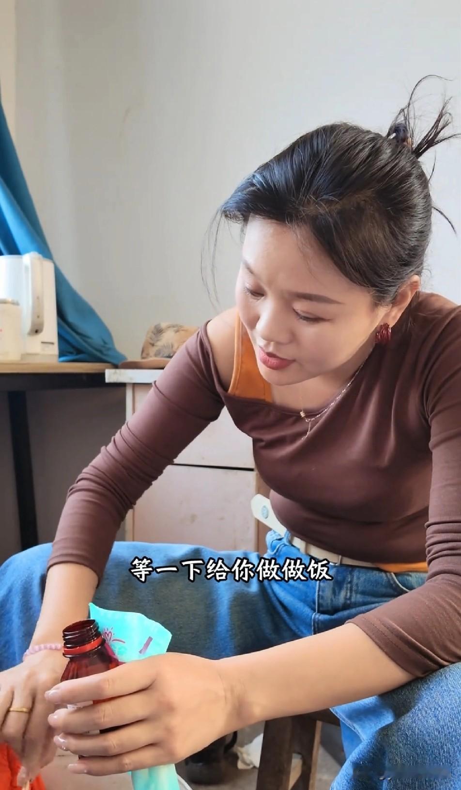 宁宁脚肿了，姐姐累的团团转

姐姐一个人接送孩子上学，照顾妙妙和梦秋已经够累了，