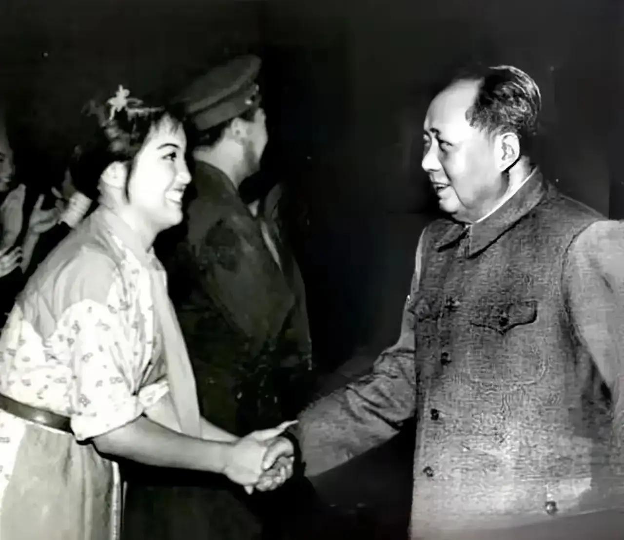 支持文艺汇演，
丰富人民群众生活质量！