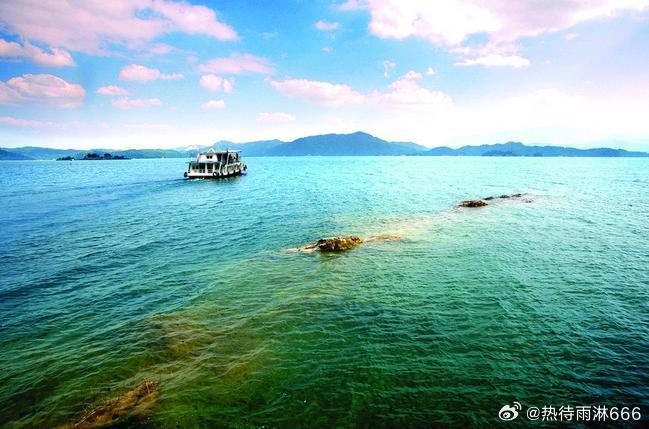 【万绿湖】万绿湖风景区位于东源县境内，距河源市区6公里，是华南地区最大的人工湖，