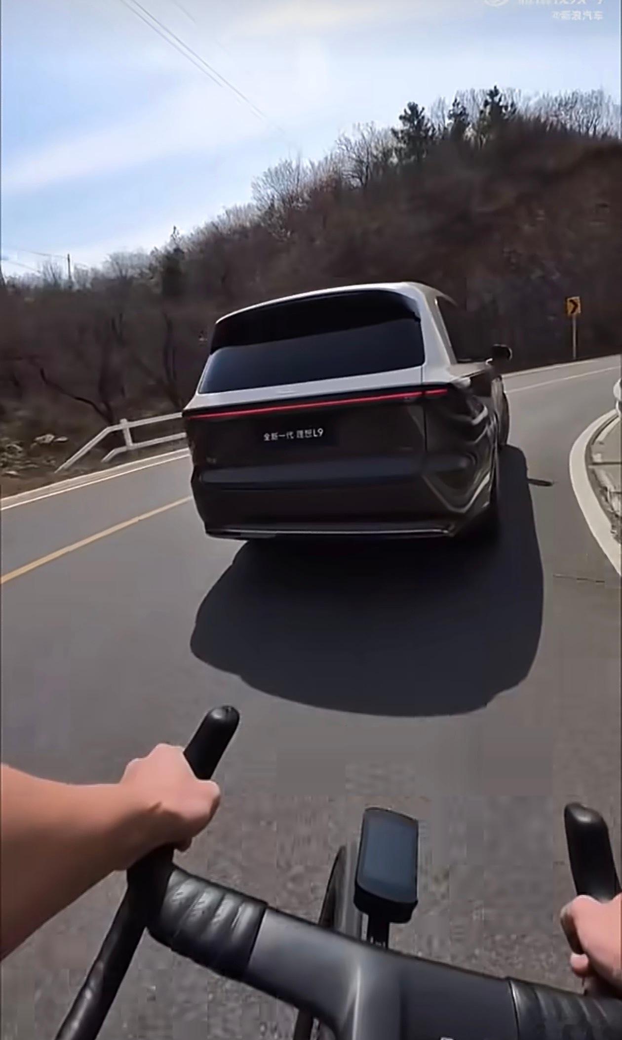 全新理想L9实车曝光 看了下视频，双拼色太大气了，而且视频中是个环山路，从整车的