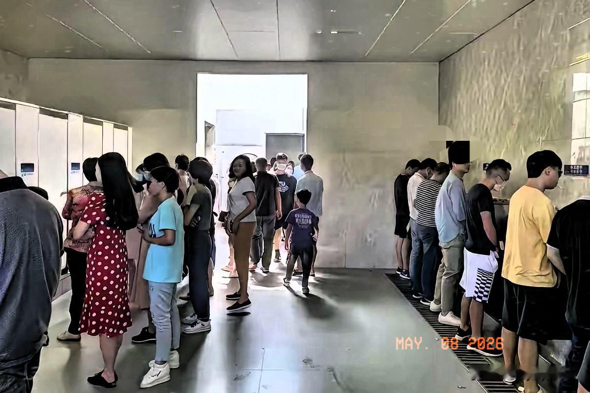 五一景区厕所一幕，看得人又尴尬又无奈。
女厕大排长龙，男厕相对空闲，不少女游客情