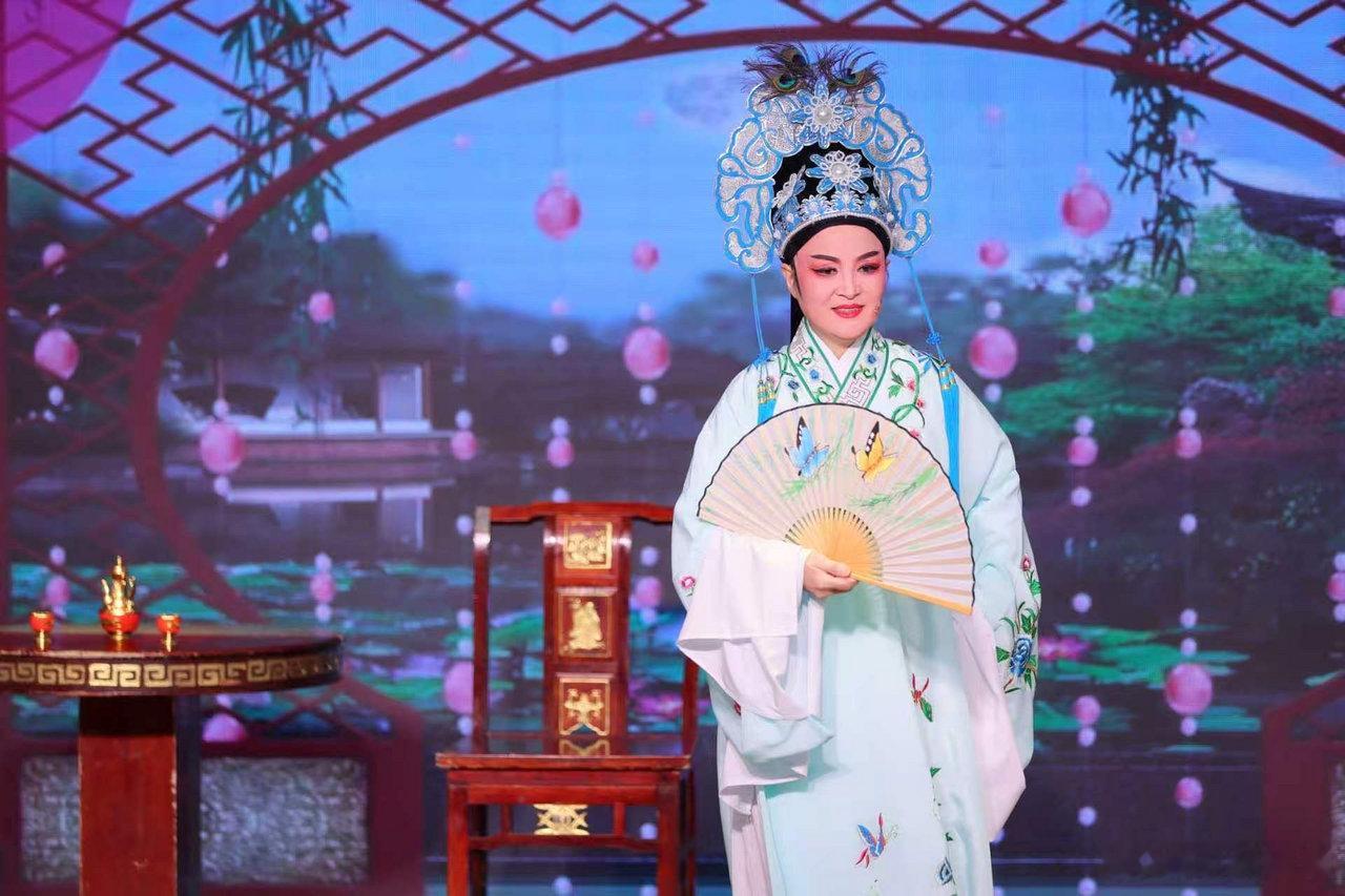 宁波退休阿姨重拾越剧送戏下乡 慈溪的施梦玲12岁被越剧深深吸引，受条件限制只能自