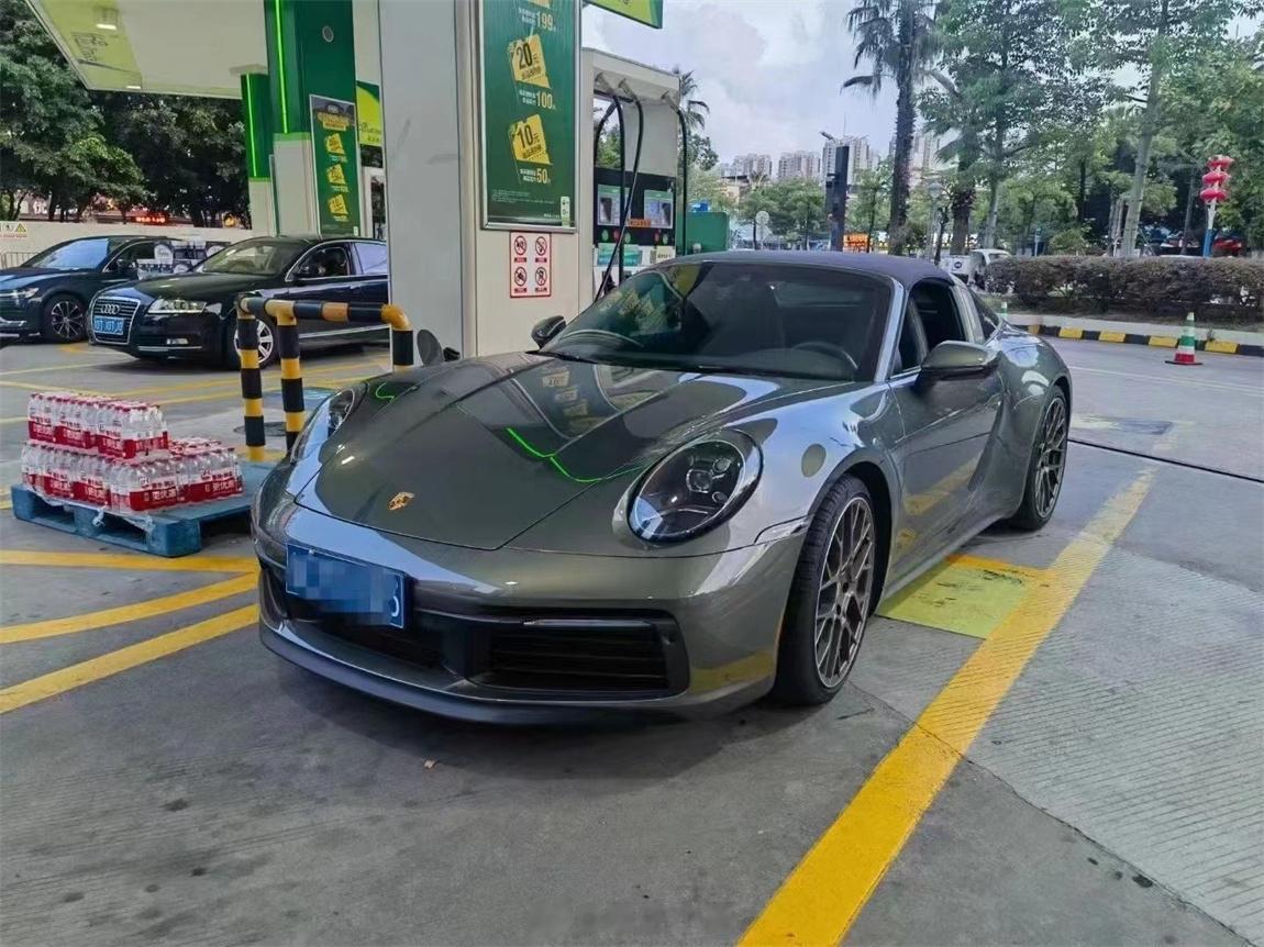 保时捷 911 Targa 4 砂金石绿/龙舌兰绿颜色比较小众，选配不是很高，只